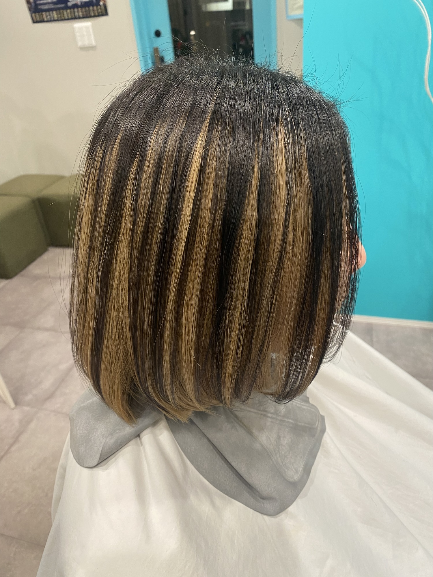 静岡県富士宮市の美容室ROSH hairによるデザインカラー。トレンドのアンブレラカラーとローライトを組み合わせた立体感ボブスタイル。白髪ぼかし対応