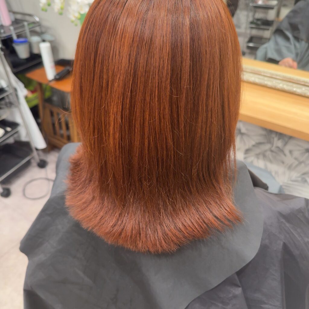静岡県富士宮市の美容室ROSH hairによるアプリコットオレンジのヘアカラー。艶髪を叶える外ハネのボブスタイル
