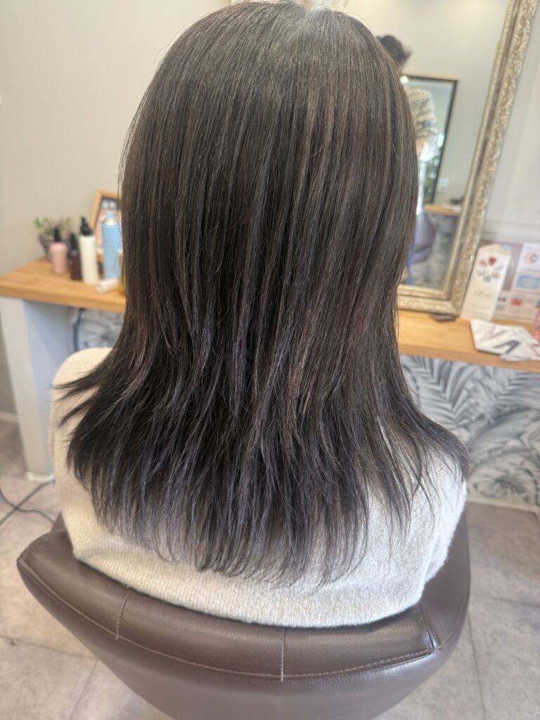 富士宮市ローシュヘアーによる子供の地毛のような透明感のある色を実現したアッシュカラーを施したスタイル。